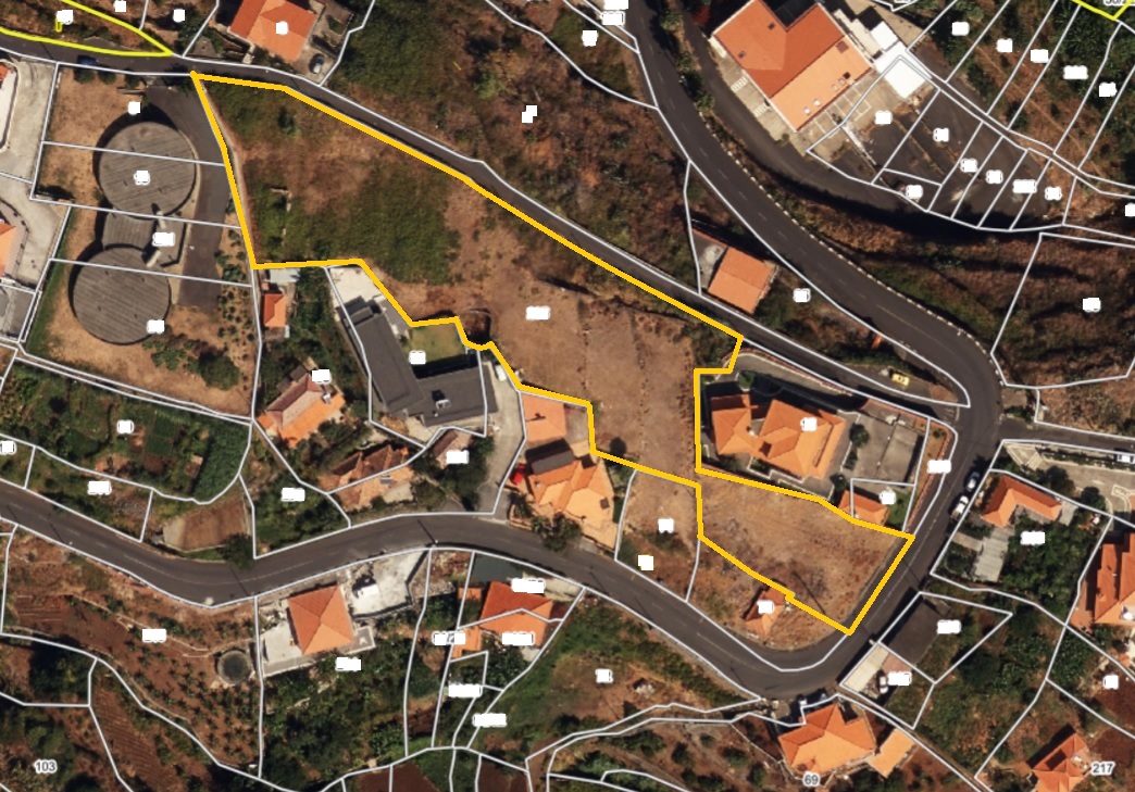 Vende-se terreno para construção de várias moradias