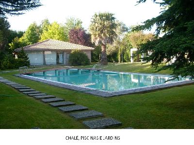 Chalé em estilo rural, com piscina e jardim privativos