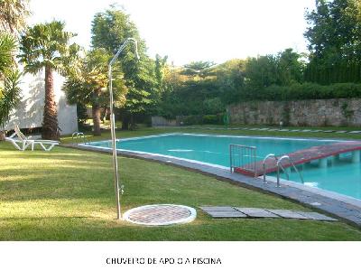 Chalé em estilo rural, com piscina e jardim privativos