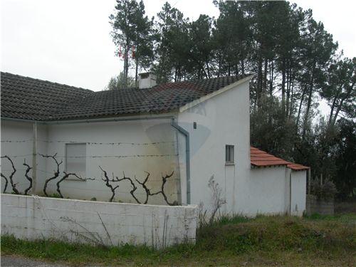 Moradia de Aldeia T4 em Calvos Sertã com terreno e anexos