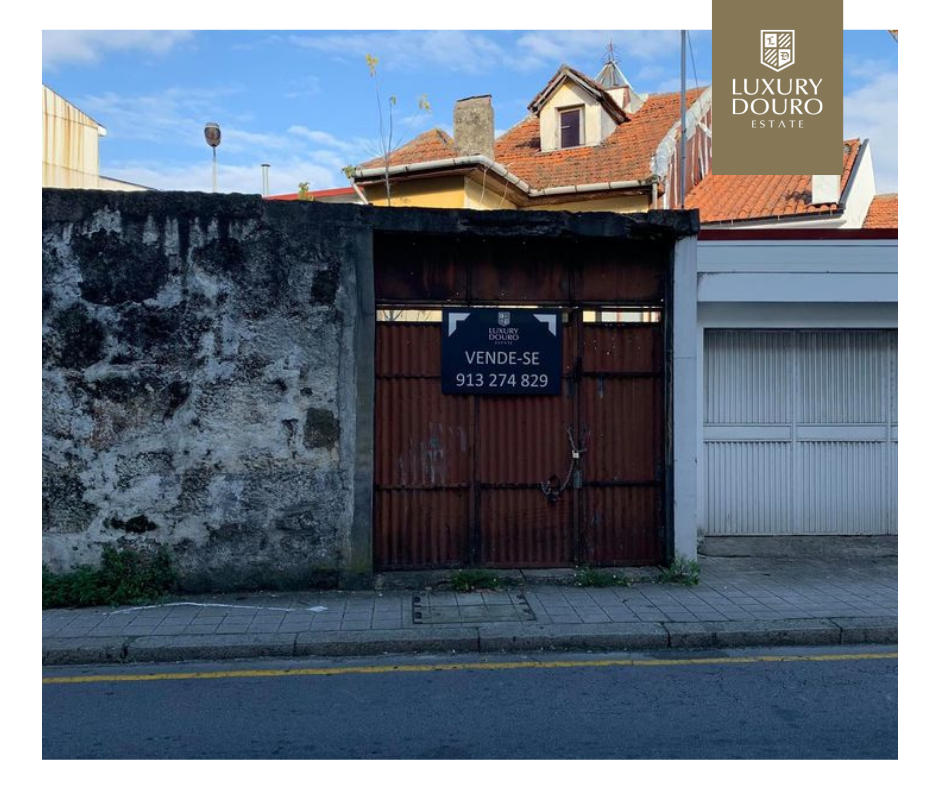 Prédio Devoluto no Porto com Jardim e Garagem