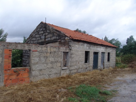 Casa para restauro  próximo de S. Martinho do Campo
